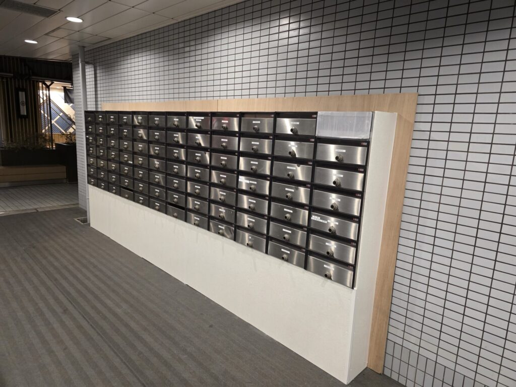 マンションエントランス 仮設ポスト設置